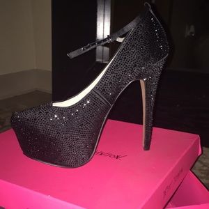 never been worn still in box Designer heals